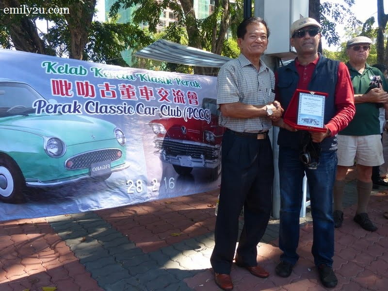 12. Chairman of Perak Classic Car Club Mr. Yap (L) presents a plaque of appreciation to Mr. Johnny Chandnani, Head of Central Region MSVCR
