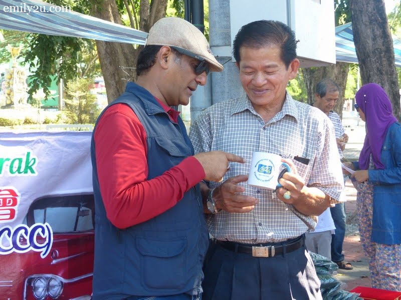 13. Mr. Johnny Chandnani, Head of Central Region MSVCR, reciprocates with a club mug 