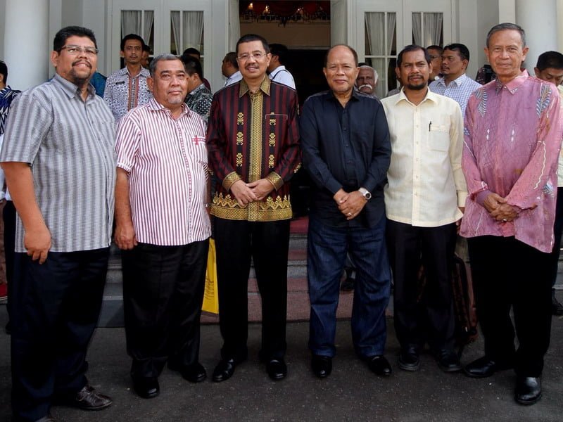 13. official photo of North Sumatra Governor Ir. H. Tengku Erry Nuradi, M.Si (in batik) with leaders of the Malaysian delegation 