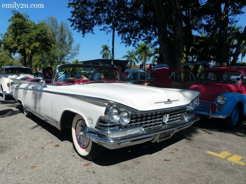2. a 1959 Buick  Electra 225 is also in the convoy