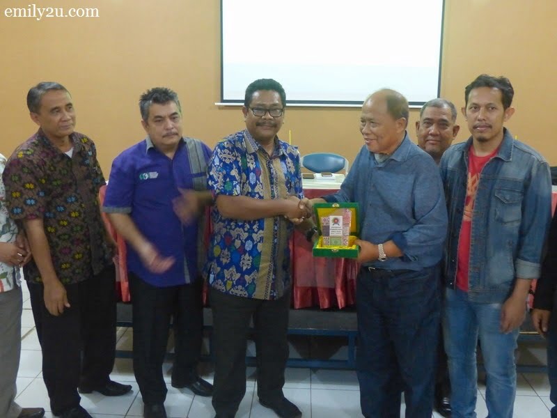 3. exchange of memento between Chairman of The Perak Malay Contractors Association Malaysia (PKMM) Datuk Wira Jamaluddin Abdul Rahim (R) and Rektor I Ir. Bhakti Alamsyah M.T Ph.D. of Universitas Panca Budi, Medan