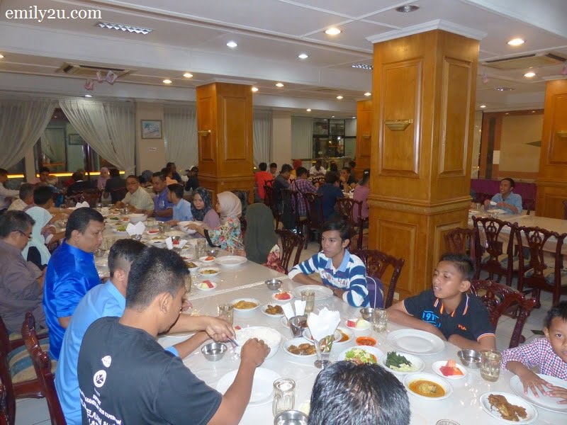 4. official dinner with the delegates from Perak and selected members of Kelab UMNO Medan