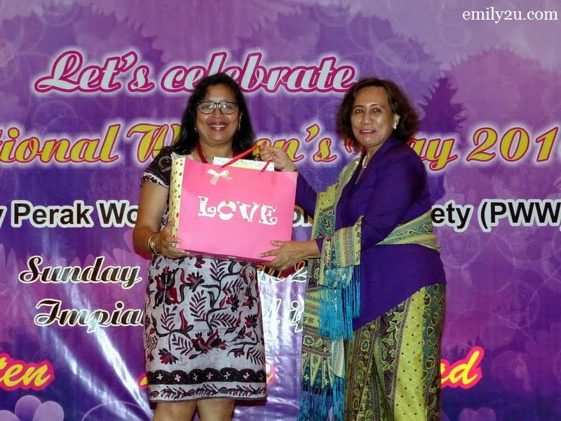 10. President of Perak Women for Women (PWW) Pn. Halida Ali (R) presents a token of appreciation to Ivy Josiah