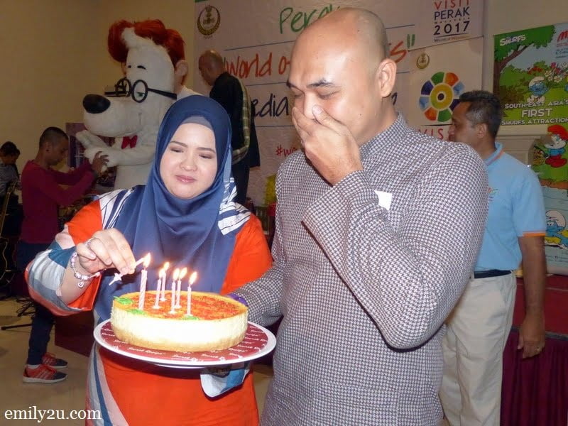 15. a surprise cake from Tourism Perak for birthday boy Ed Junaidi (R)