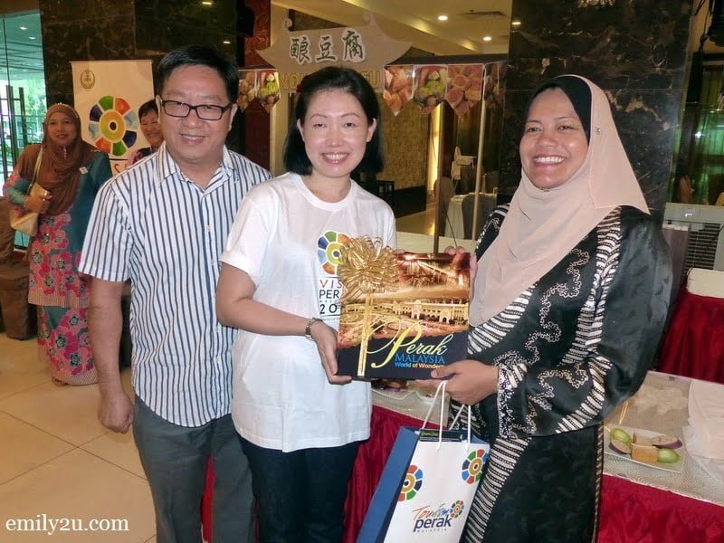 2. Chairperson for Tourism YB Dato’ Nolee Ashilin bt. Dato’ Mohammed Radzi presents a gift to club chairperson Ms. Regina Choy, as hotel owner Dato’ Ting Sing Yiew looks on