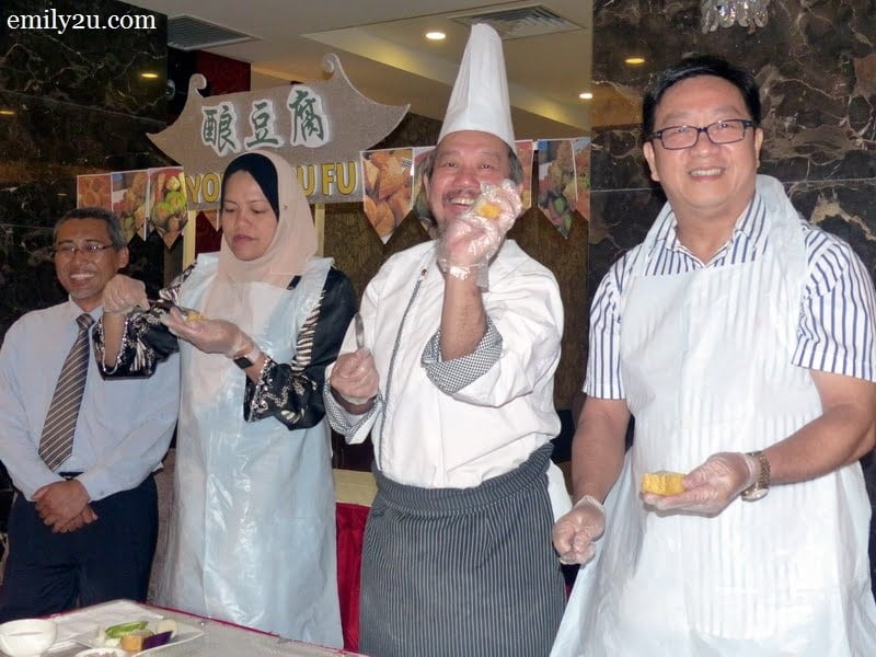 4. Chinese Cuisine Consultant Koay Kian Leng (with toque) demonstrates the way it is done