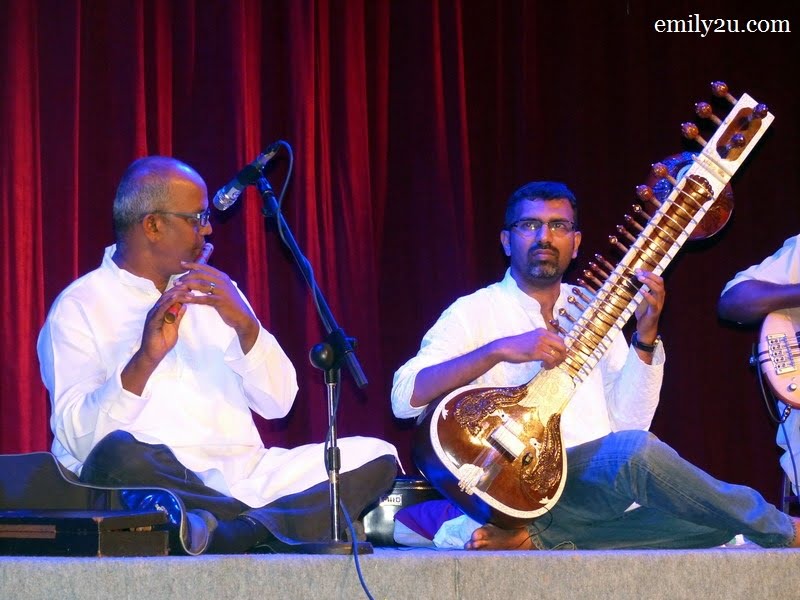 4. Mahendran on flute (L) & Kalai on sitar (R)