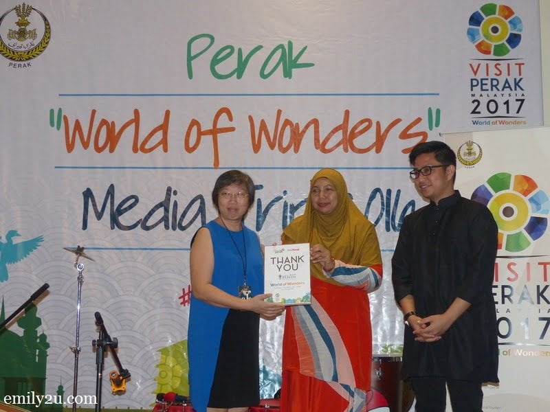 4. Tourism Perak acting Chief Executive Officer Puan Zuraida Md. Taib presents an appreciation plaque from Gaya Travel Magazine to host of the official dinner, The Haven Resort Hotel & Residences represented by its company director, Ms. Amy Lau