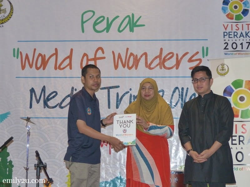 7. Tourism Perak acting Chief Executive Officer Puan Zuraida Md. Taib presents an appreciation plaque from Gaya Travel Magazine to the Malaysia Civil Defence Department (JPAM) 