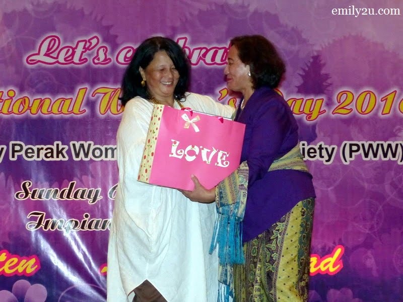 9. President of Perak Women for Women (PWW) Pn. Halida Ali (R) presents a token of appreciation to Zainah Anwar