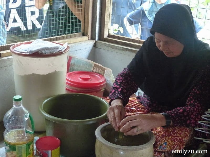 1. Pn. Maslamat prepares the dough for her famous Bengkulu tart