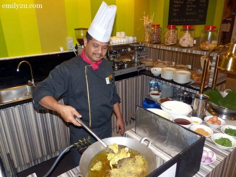 1. Impiana Hotel Ipoh's very own celebrity chef, Chef Azman bin Azelah, busy preparing his signature cucur udang