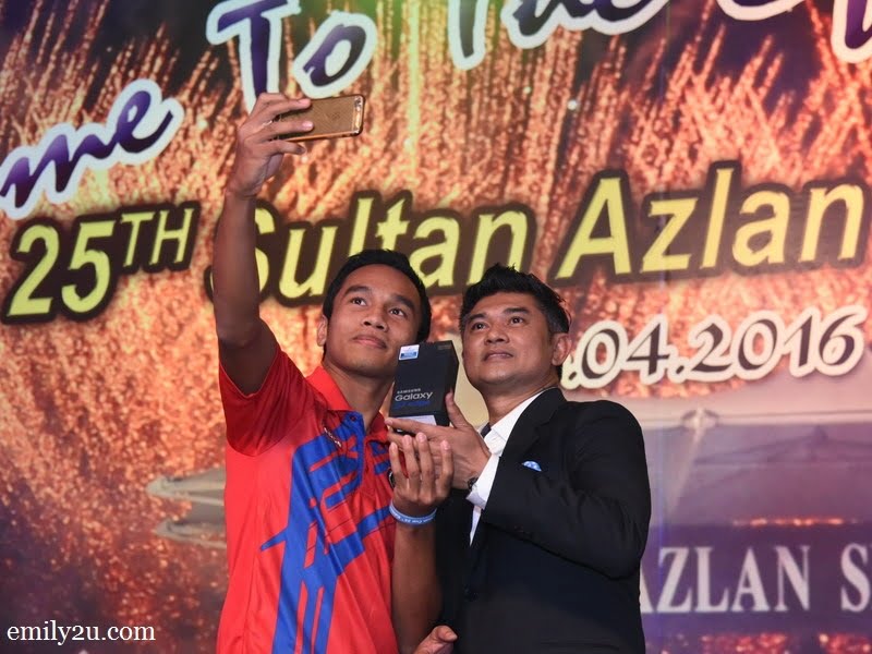 10. Lucky Malaysian player who won a Samsung Galaxy S7 Edge in a lucky draw. Prize was presented by former national player, Minarwan Nawawi (R).