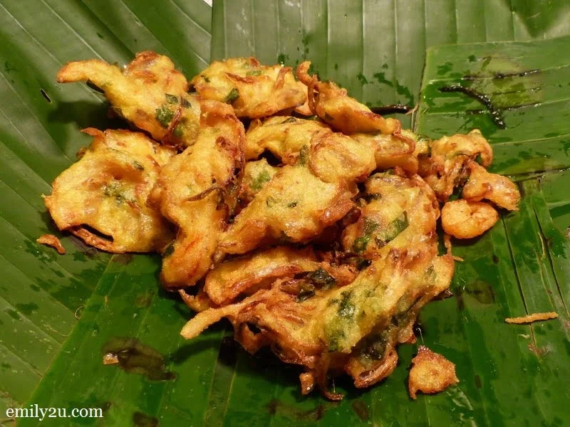 2. cucur udang (prawn fritters) hot off the wok
