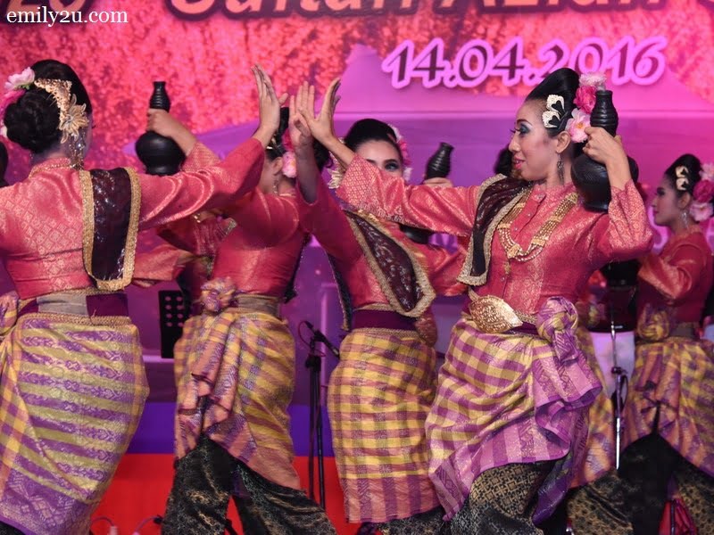 5. dance performance by Kumpulan Selendang Perak