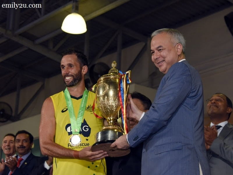 6. Australian Captain Mark Knowles (L) lifts the Sultan Azlan Shah trophy from HRH Sultan of Perak Sultan Nazrin Shah