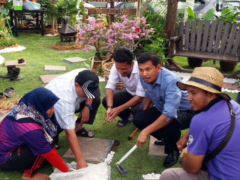 1. Ipoh City Mayor Dato' Zamri Man (in blue) gives a helping hand in creating the garden concepts