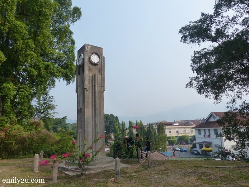 1. This clock tower was erected to commemorate the coronation of King George VI & Queen Elizabeth in 1937. Located atop a hill, it overlooks the town's post office (on the right below), one of the many heritage buildings to note in the town.