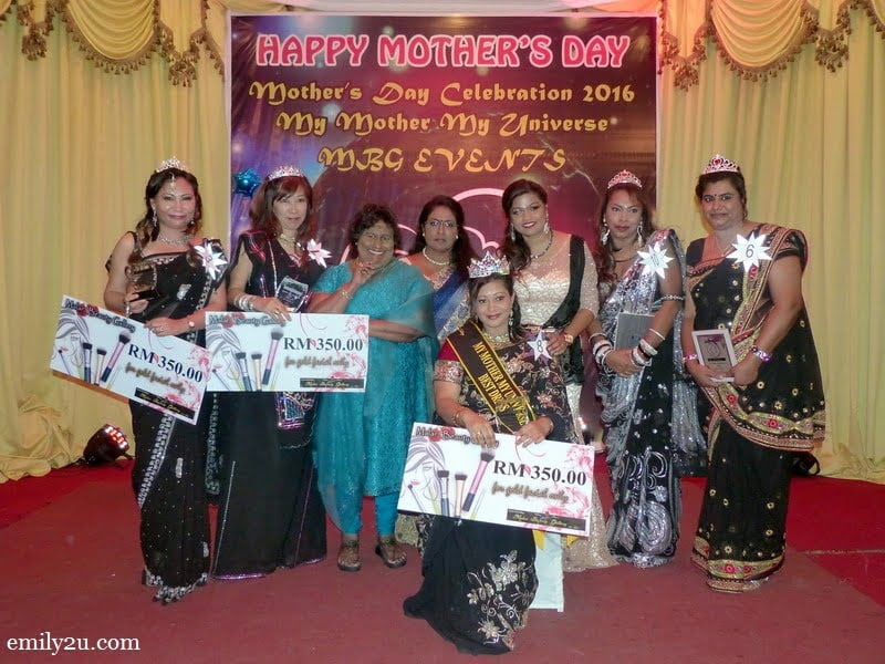 18 guest-of-honour Manitha Neya Mamani Ratnavalli Vijayaraj Amma takes a photo with the winners and organisers 