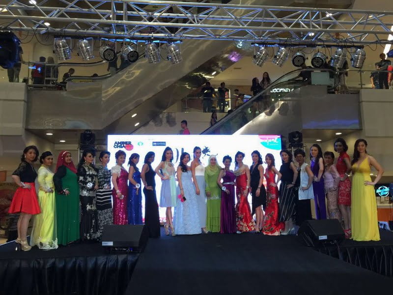 4. group photo of contestants with judges at Ipoh Parade's Hot Mama competition
