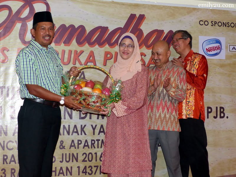 10. Tower Regency Hotel, represented by hotel manager  Mariana Abdul Hamid , presents a token of appreciation to Ipoh City Mayor Dato’ Zamri Man (L) as hotel directors Ding Poi Kooi (R) and Cheong Soon Loong (2nd from right) look on
