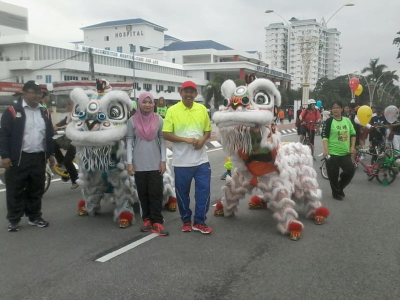 3. Ipoh City Mayor Datuk Zamri Man poses with a resident