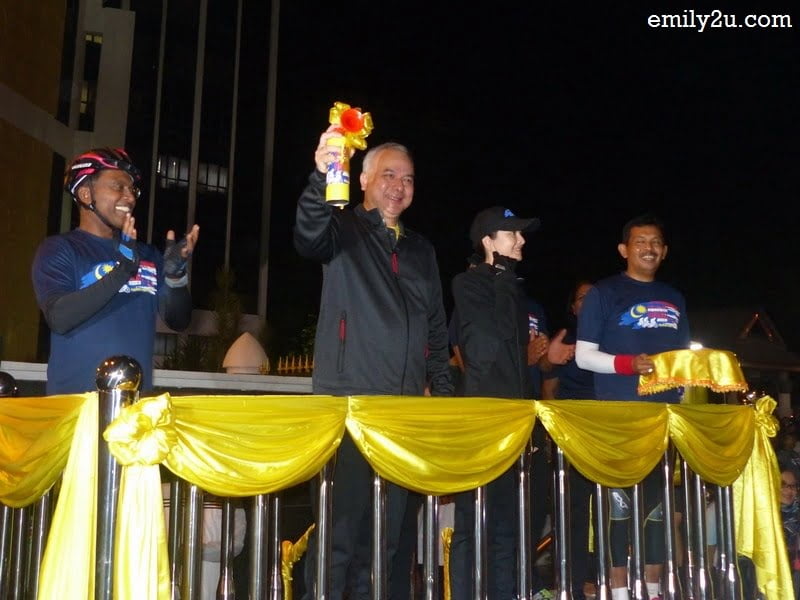 7. His Royal Highness Sultan of Perak Sultan Nazrin Shah flags off the ride by sounding the air horn
