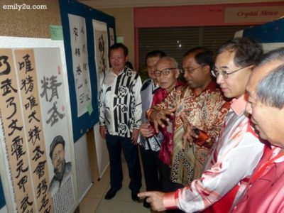 12. VIPs admire the portrait of the founder of Chin Woo