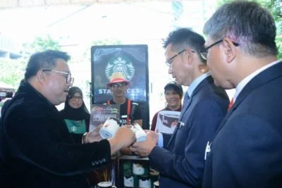 3. Deputy Secretary-General (Tourism) of the Ministry of Tourism and Culture Datuk Rashidi Hasbullah (2nd from R) visits Starbucks Malaysia booth during the launch event - Starbucks Malaysia City Relief Mugs are the official souvenirs of the event