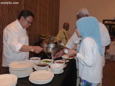4. Dato’ Raja Ahmad Zainuddin serves media friends