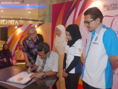 5. Selangor State ExCo Y.B. Dato' Dr Ahmad Yunus bin Hairi puts down his signature on the Malaysia Book of Records certificate