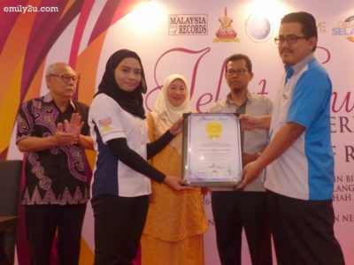 6. the certificate is presented by Nurasyikin Ramli (Senior Research Journalist, The Malaysia Book of Records) to Mohd Faizul Fitri Bin Muslil, CEO of  Malay Customs & Heritage Corporation Selangor (PADAT)