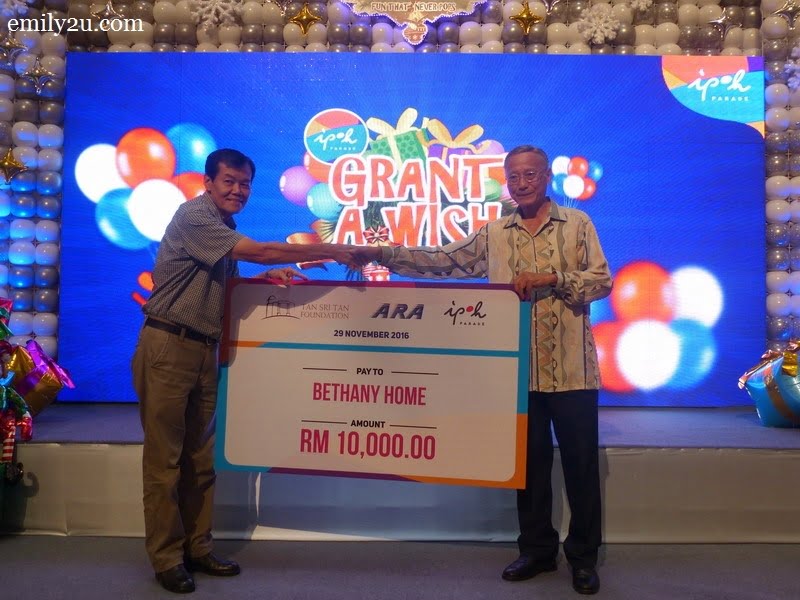 3. mock cheque presentation by Dato' Richard Ong (R) to Mr. Walter, representative of Bethany Home, Teluk Intan