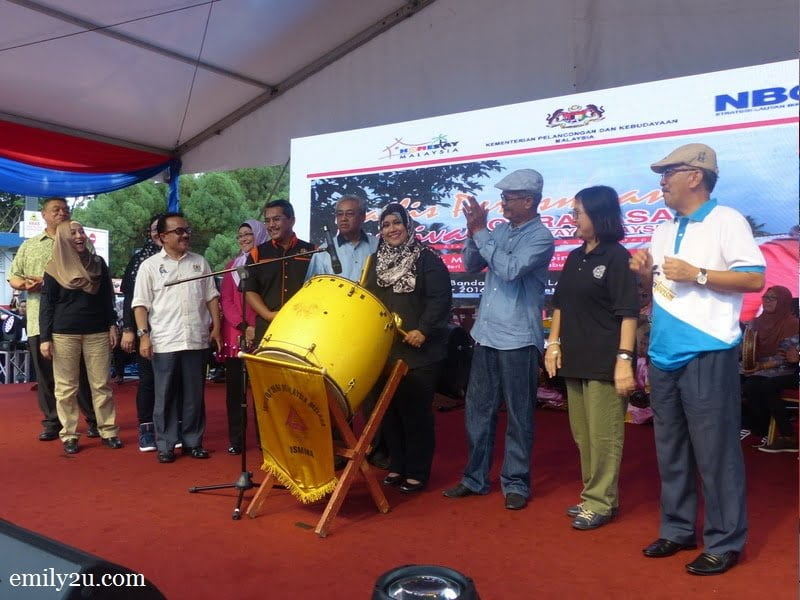 2. Deputy Minister of Tourism and Culture YB Datuk Mas Ermieyati binti Samsudin hits the drum to signal the launch of Karnival Citrarasa Homestay Malaysia 2016