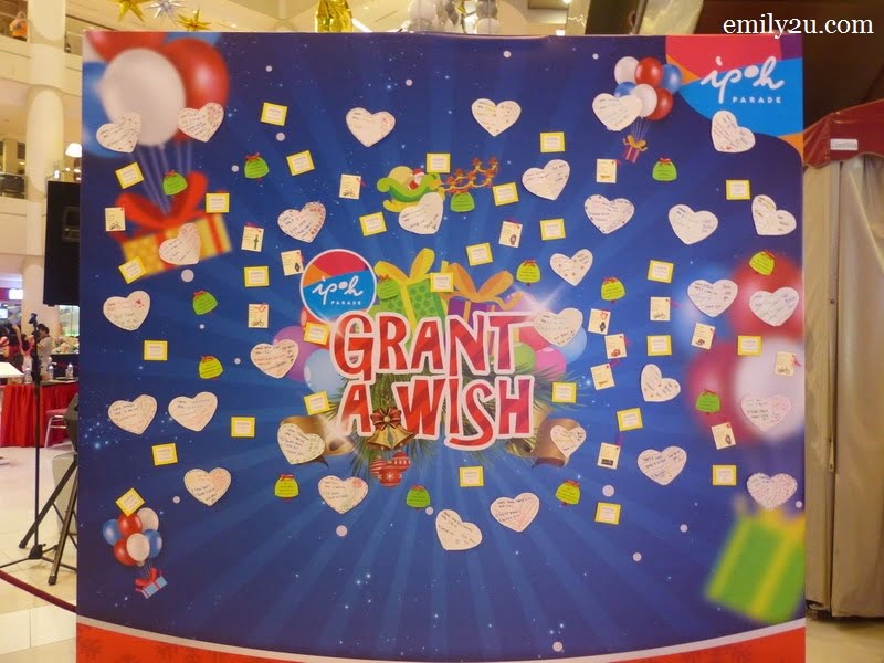 2. Christmas wishing board at the mall's Main Court