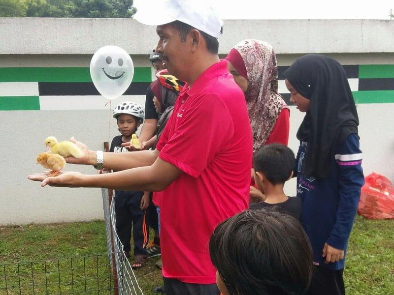  6. Ipoh City Mayor Dato' Zamri Man (in red) holds a pair of chicks at the mini petting zoo corner