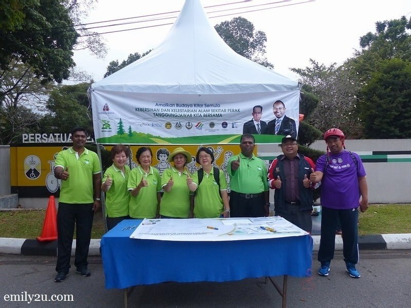 volunteers of Kohijau-iCYCLE and staff of Ipoh City Council endeavour for a greener earth