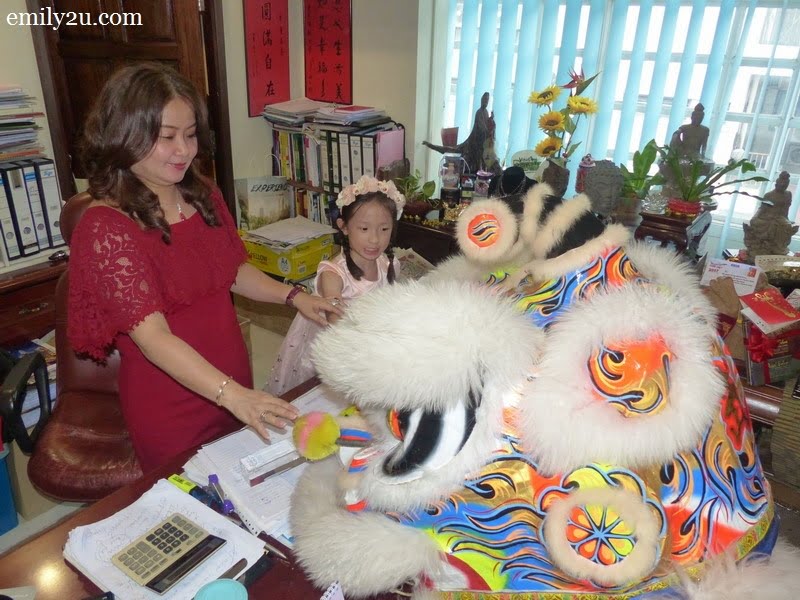 6. Director of Syeun Hotel, Ms. Maggie Ong, welcomes the lion into her office