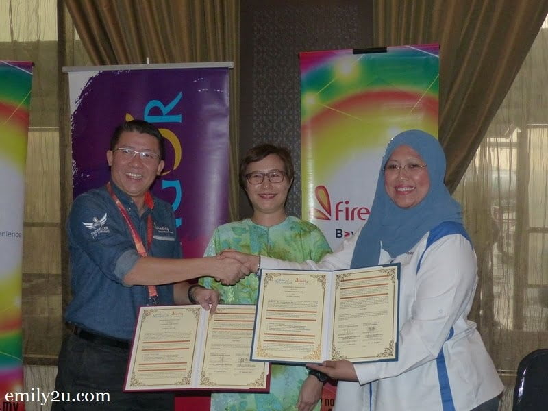 6. signing of Memorandum of Understanding between Firefly (CEO Ignatius Ong) and Tourism Selangor's Puan Noorul Ashikin Bt. Mohd Din (R)