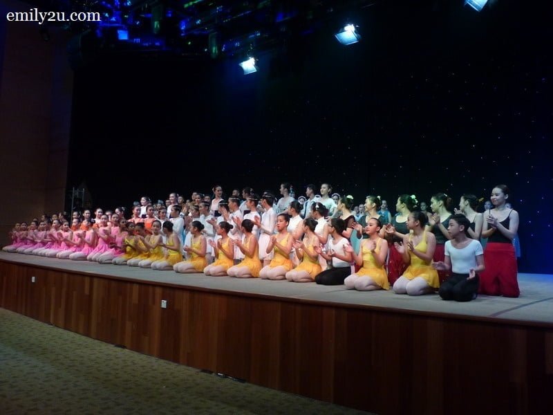 8. group photo of the dancers