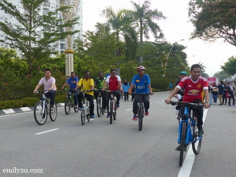 11. Datuk Bandar Dato' Zamri Bin Man cycles with his entourage