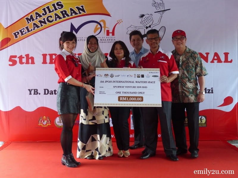 19. mock cheque presentation by Ms. Rains Choong (L) representing Spurway Venture Sdn. Bhd.
