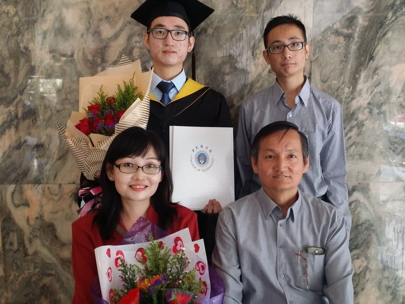 3. Seow Si Xiang (standing left) graduates in Diploma in Computer Science with a CGPA of 3.91