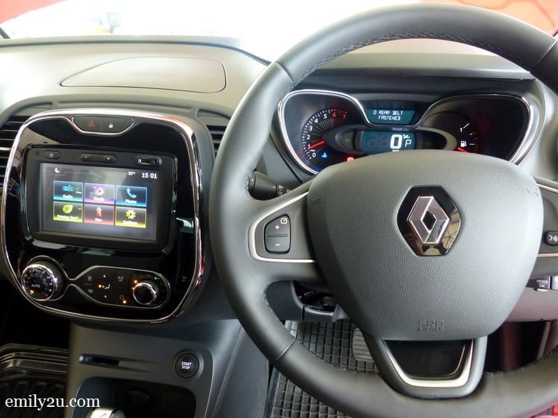 3. Renault Captur dashboard & Media NAV multimedia system