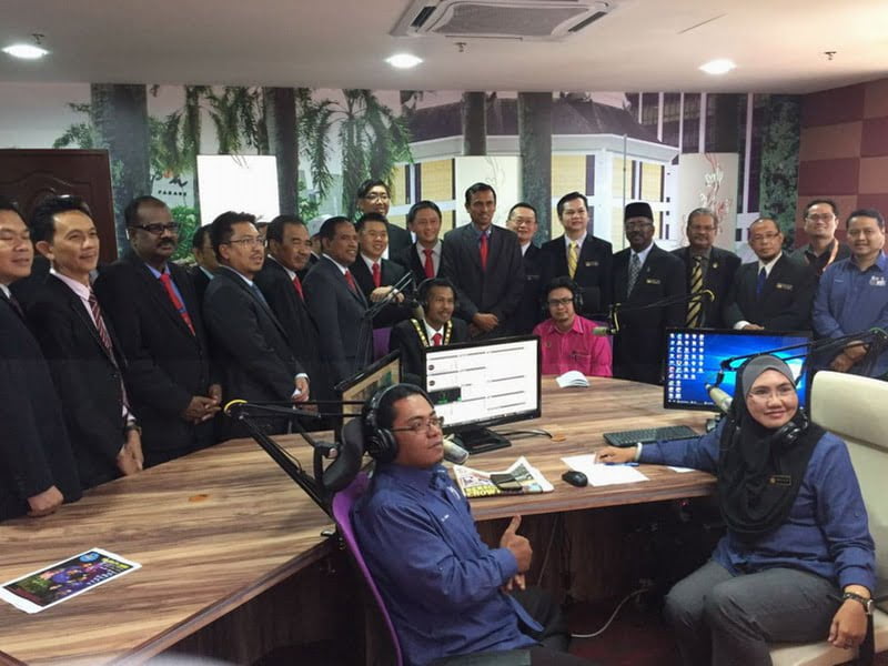  5. a group photo of Ipoh Lord Mayor Dato’ Zamri Bin Man and city councillors with radio presenters