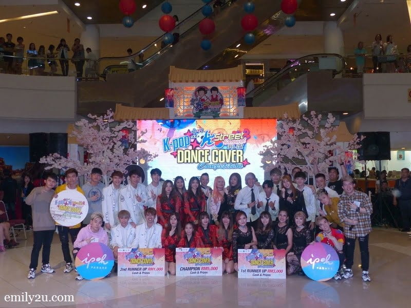 15. group photo of the top three crews with the judges