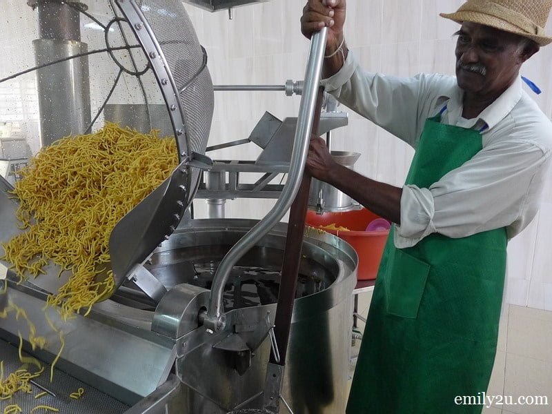 10. Omapudi is removed from the fryer in one go