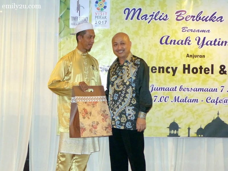 11. hotel director Mr. Cheong Soon Loong thanks a sponsor with a memento