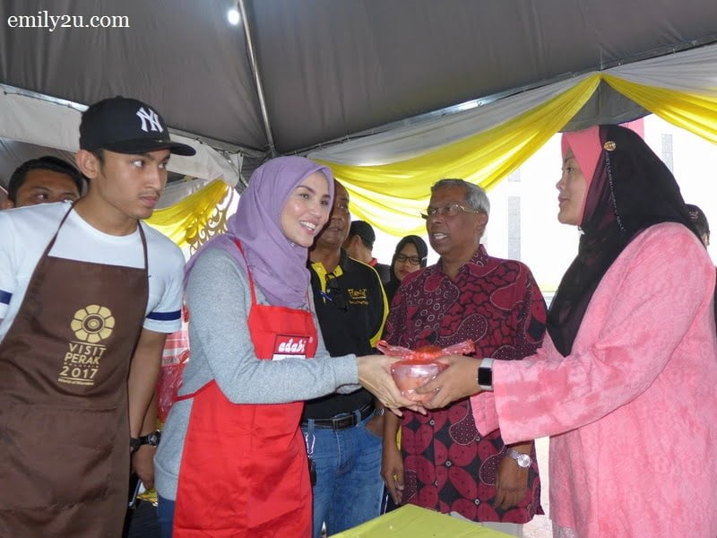 16. Perak State ExCo for Tourism, Arts, Culture, Multimedia and Communications, Dato' Nolee Ashilin Mohammed Radzi hands out bubur lambuk to Fiza Elite