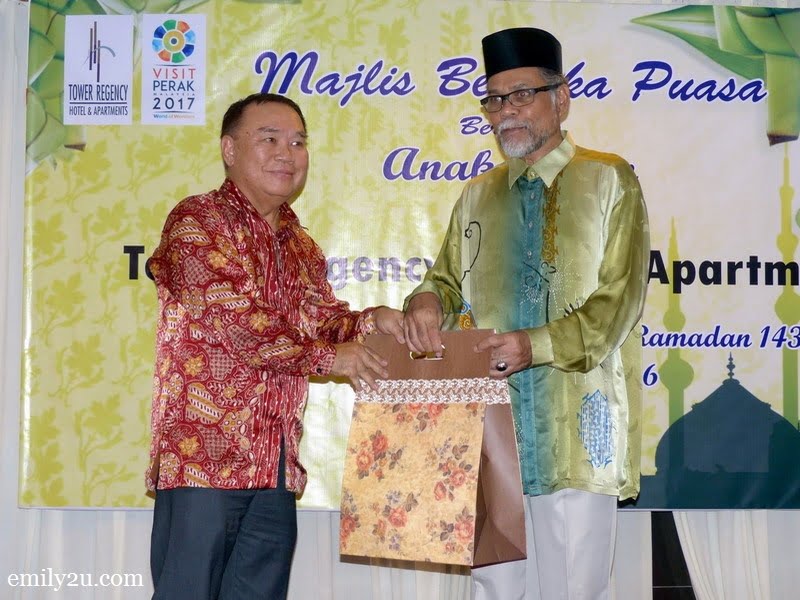 5. hotel director Mr. Simon Leong (L) presents a token of appreciation to sponsor En. Zainal Arif from Empada Sdn. Bhd. (R)